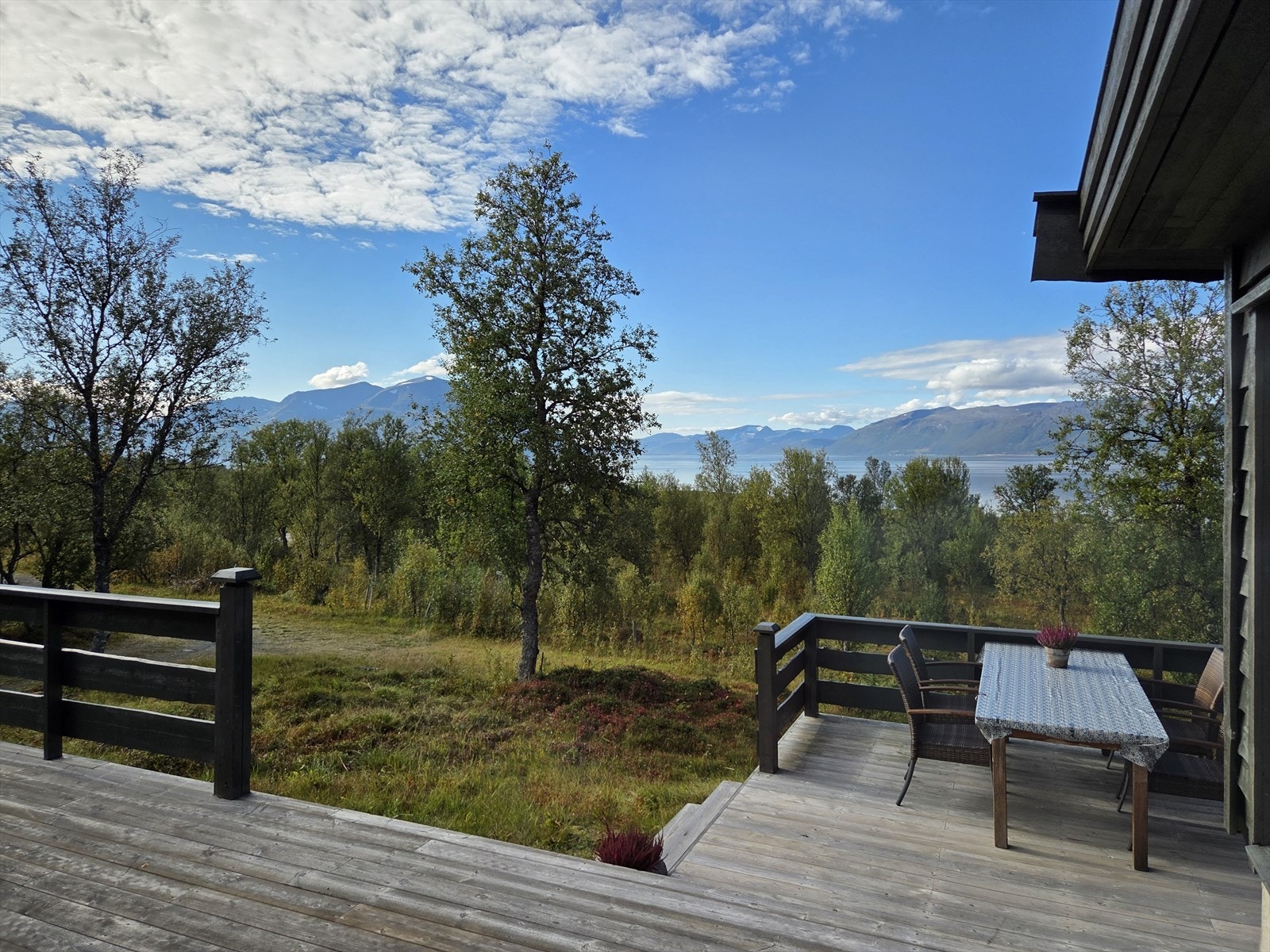 Nydelig utsikt mot innseilingen mot Tromsø, Reinøya og Ullsfjorden Galleribilde