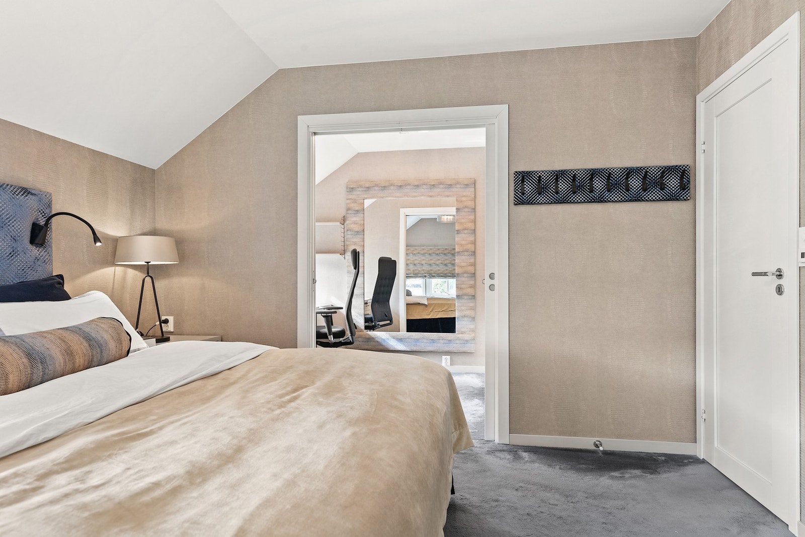 I forlengelse av master bedroom er det etablert en kombinert løsning med kontor og walk in garderobe Galleribilde