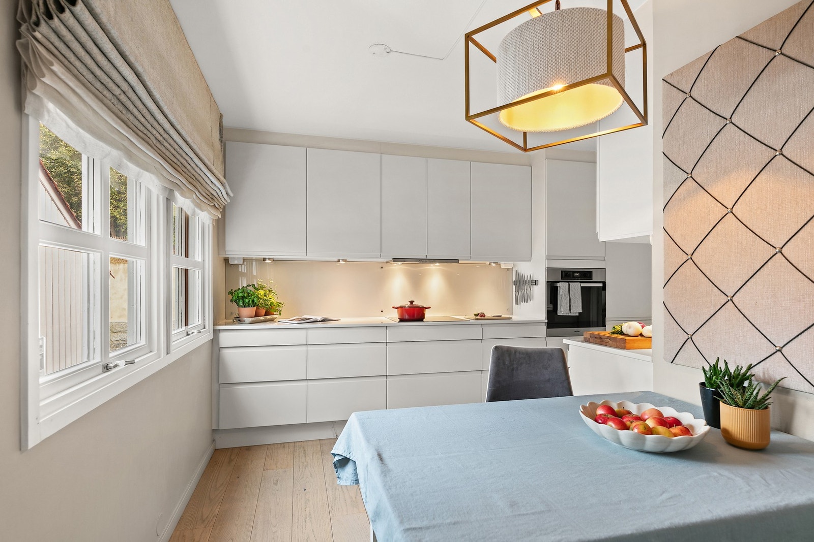 På kjøkkenet er det integrert kjøl og frys, nedfelt kokeplate og Qooker Galleribilde