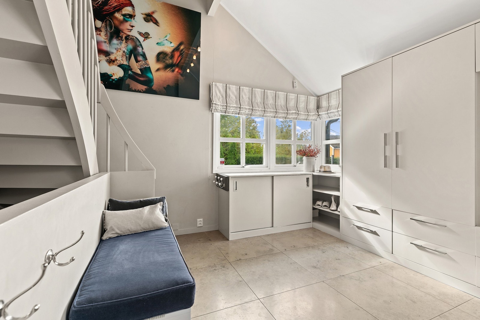 Inngangsparti med mye oppbevaringsplass Galleribilde