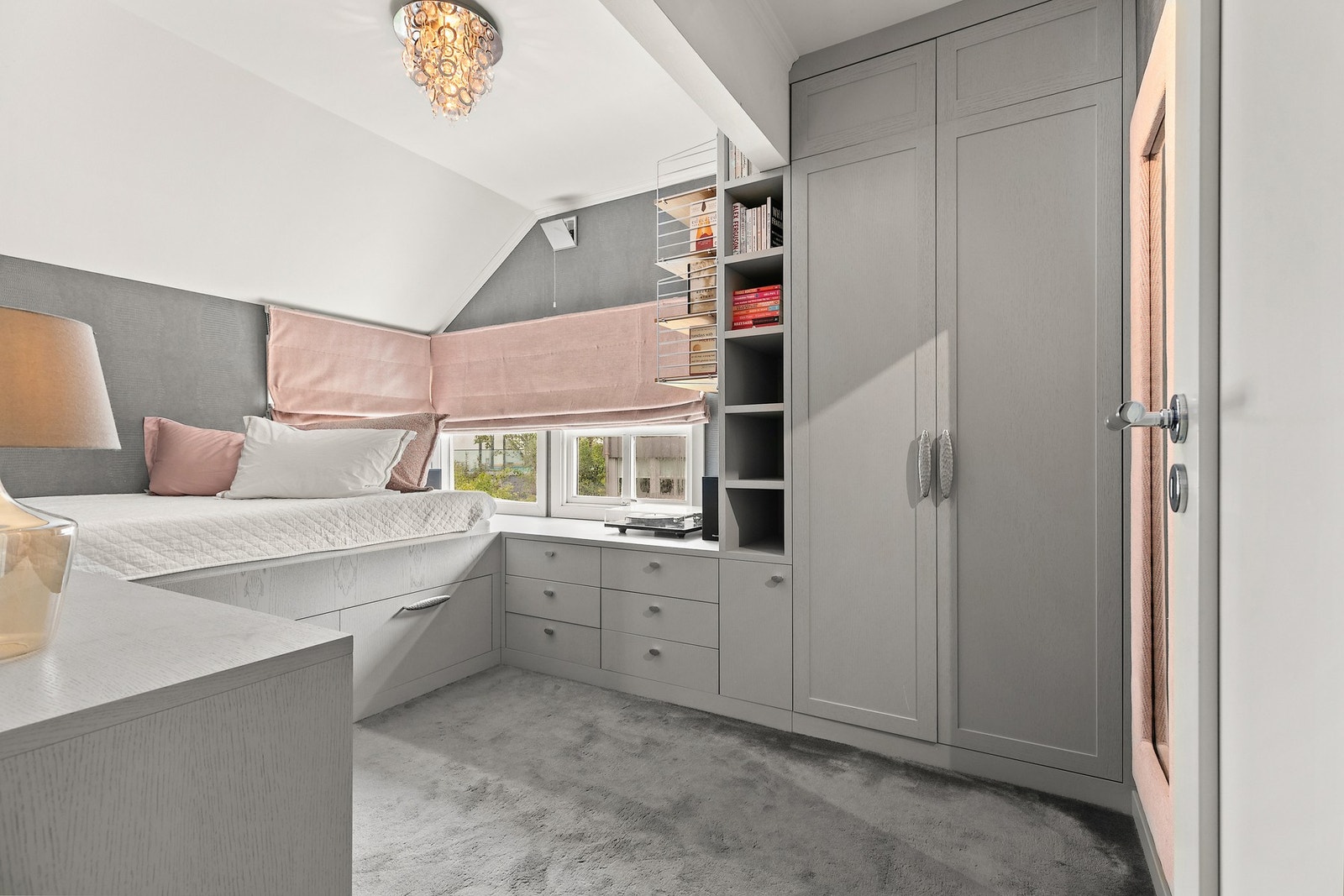 Det er 3 lekre soverom i 2. etasje som alle har snekkerbygde løsninger for best mulig utnyttelse Galleribilde