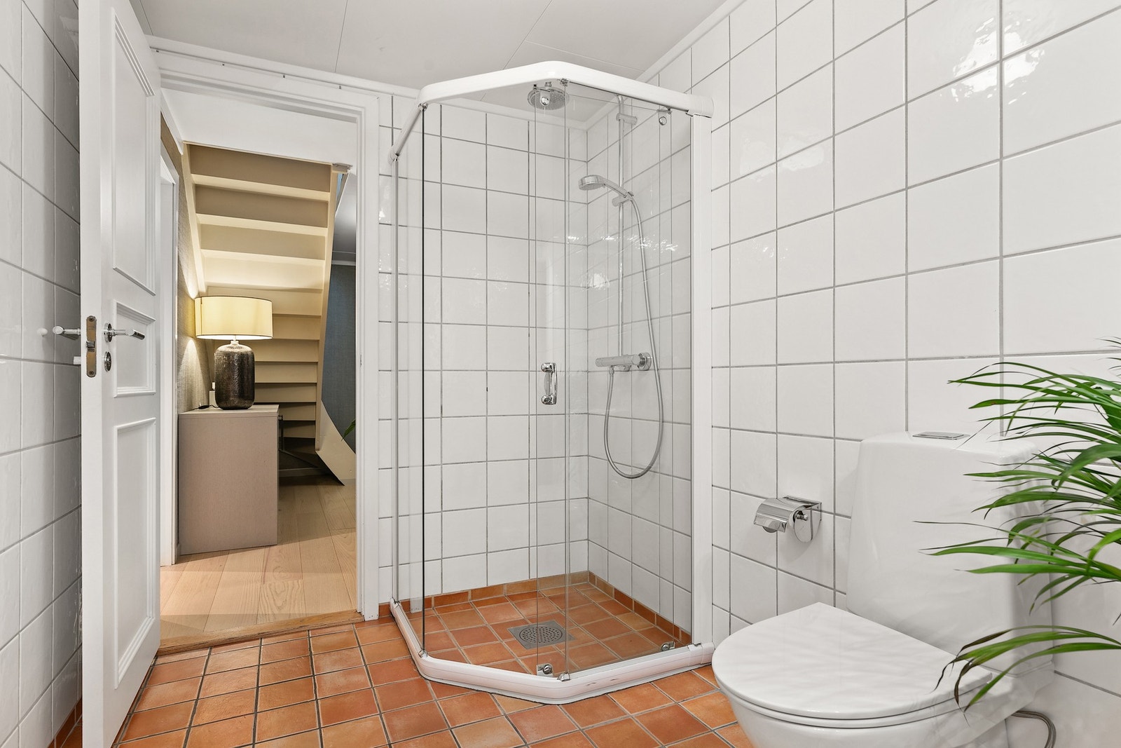 Det finnes et romslig bad med tilliggende vaskerom i kjelleren Galleribilde