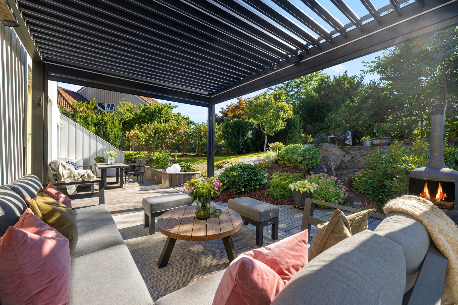 Pergolaen har varmeovn og nedtrekkbare vegger Galleribilde