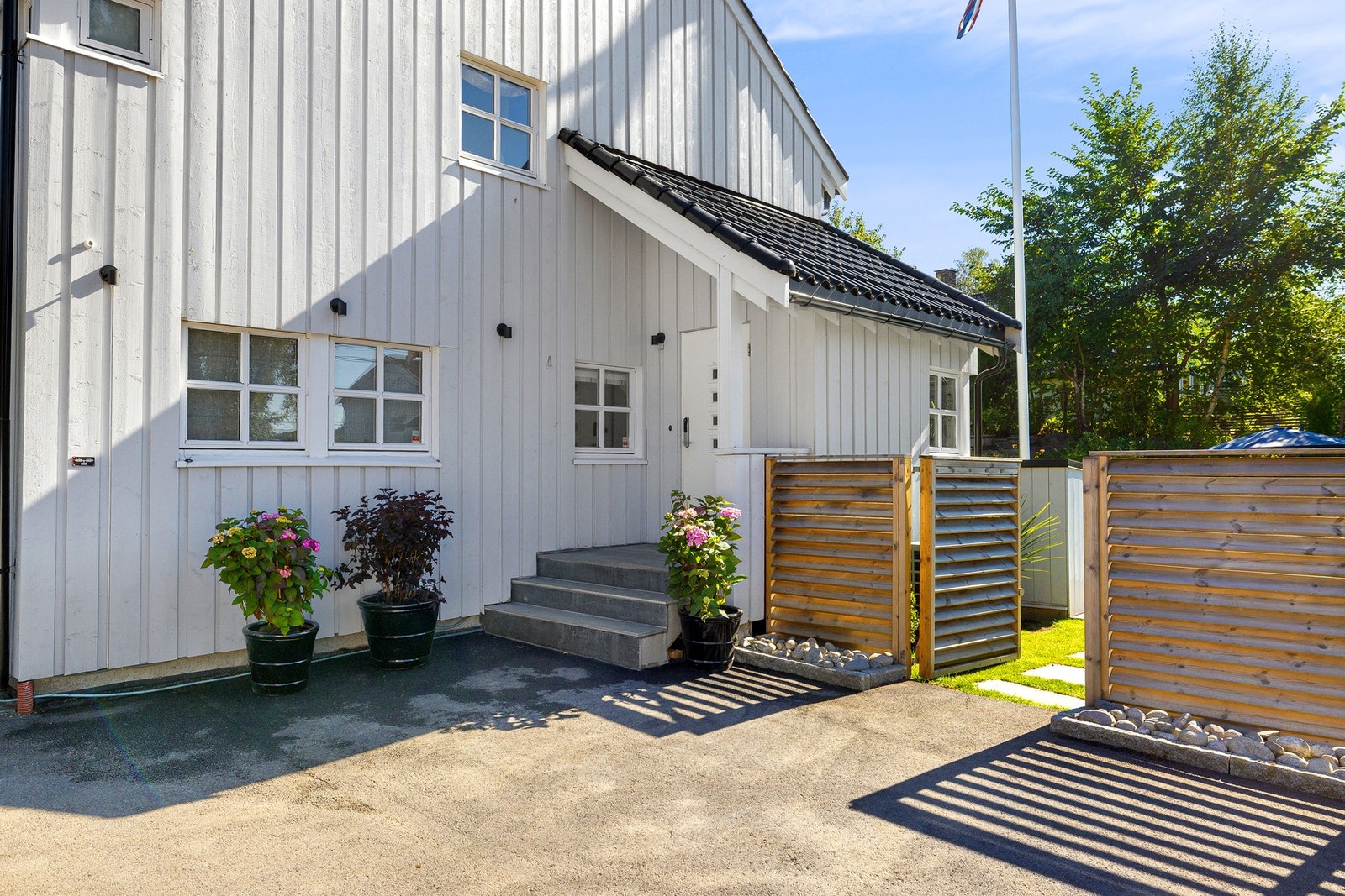 Inngangspartiet er nytt i 2025 med støpt betongtrapp med varmekabler Galleribilde