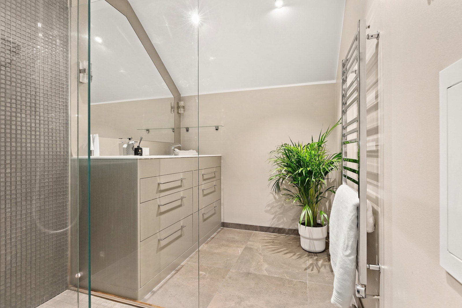 Badet er pusset opp med lekre fliser og stor dusj Galleribilde