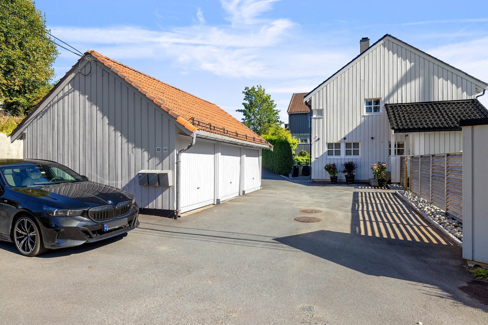 Parkering i garasje (1 bil) samt én biloppstillingsplass. Ellers gateparkering Galleribilde