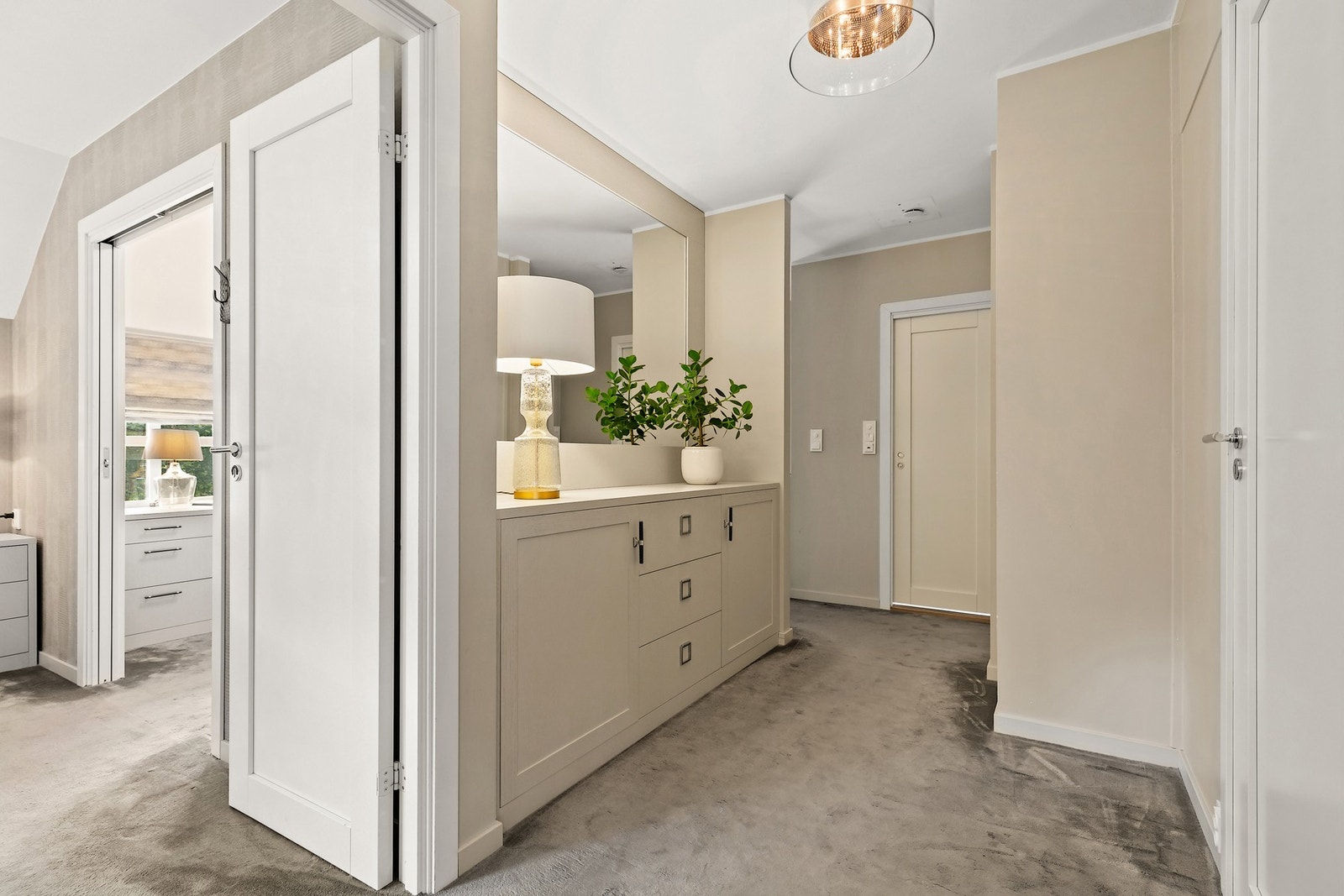 I gangen mellom soverom og bad er det også ekstra oppbevaringsmuligheter Galleribilde