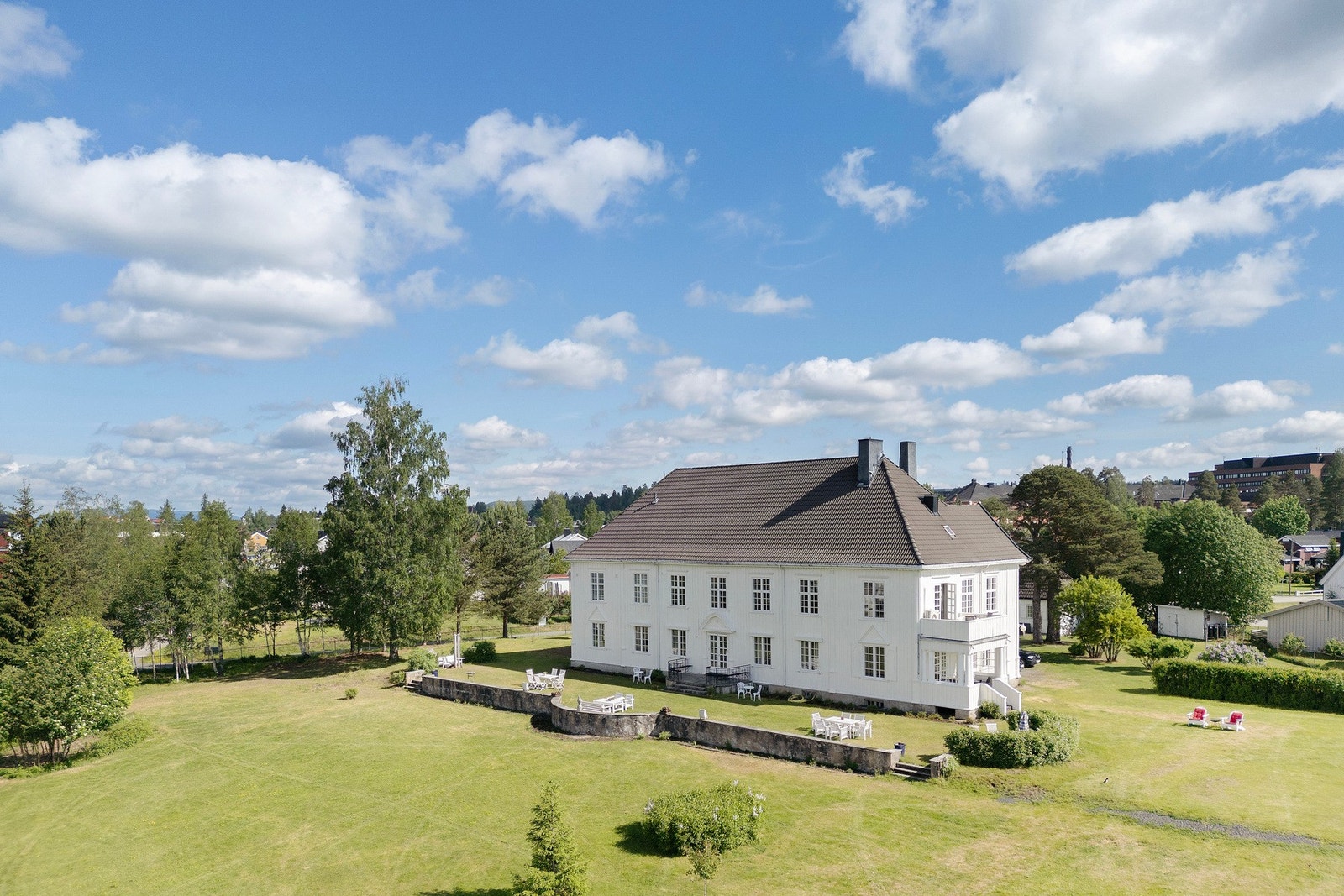 Dette er en flott historisk eiendom med stor, solrik tomt på over 7 mål. Galleribilde