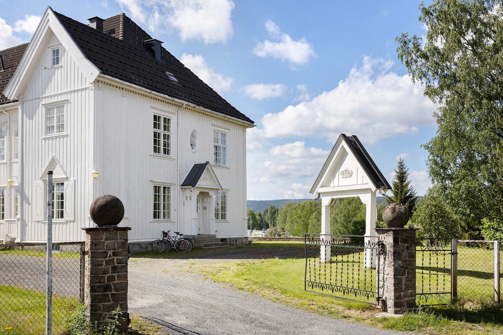 Arkitekt var Vilhelm Norsted, og hageplanen ble utformet av slottsgartner Nickelsen. Galleribilde