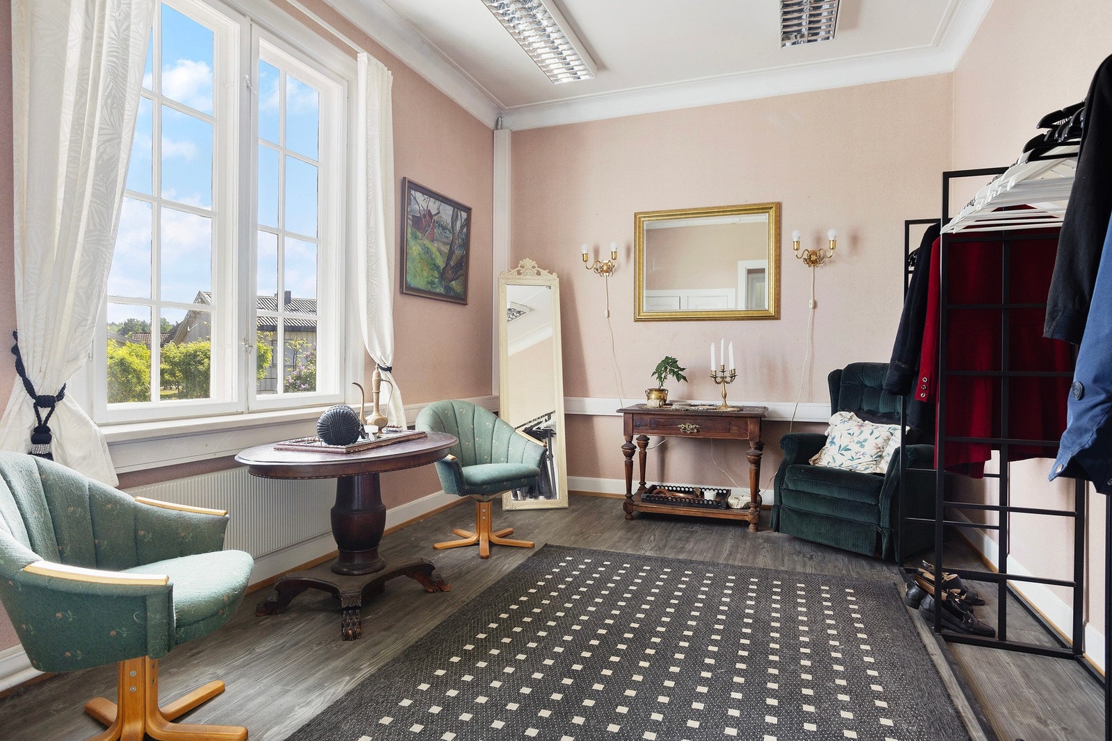 Garderoberom i 1. etasje. Galleribilde