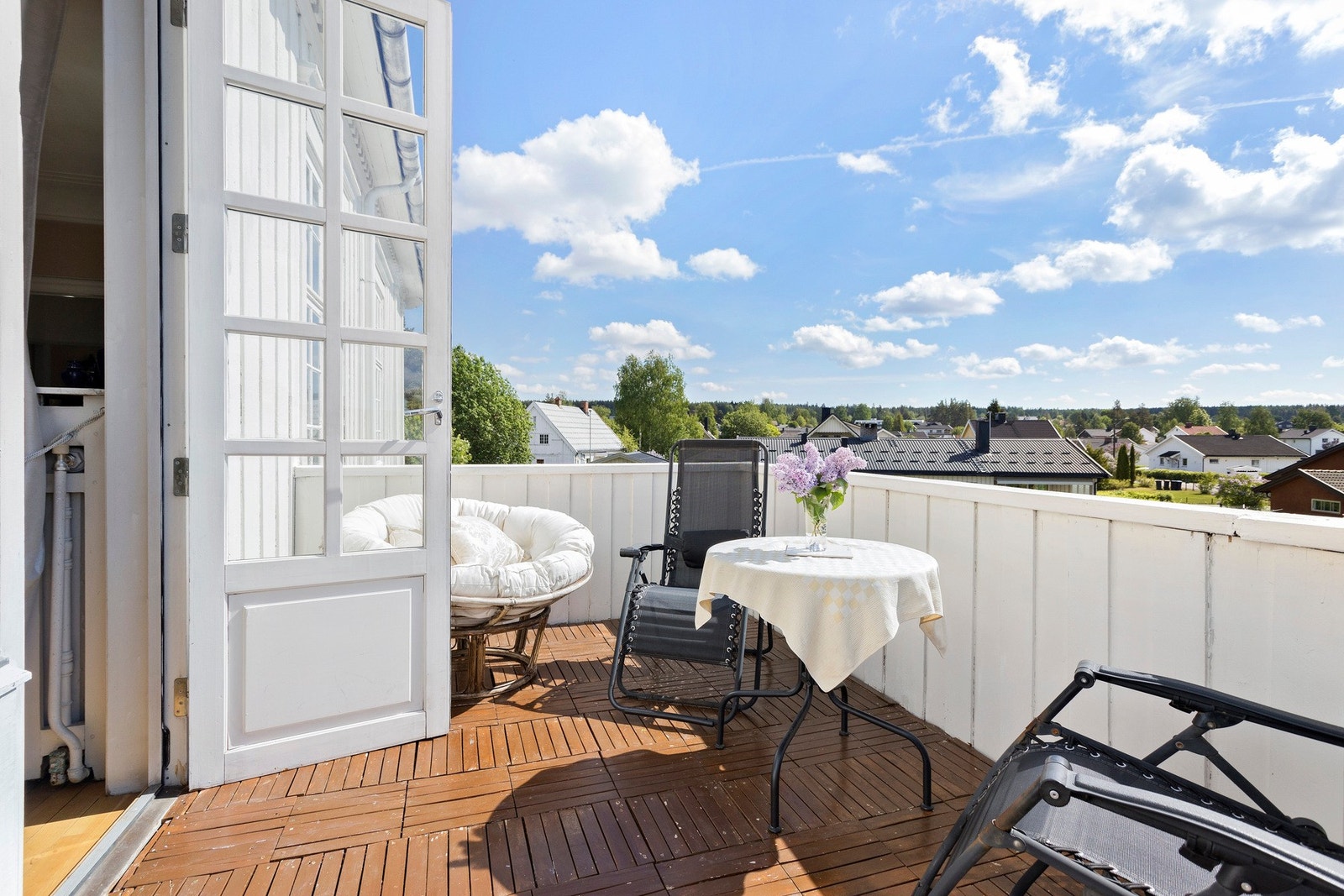 Balkong i andre etasje mot sør. Galleribilde