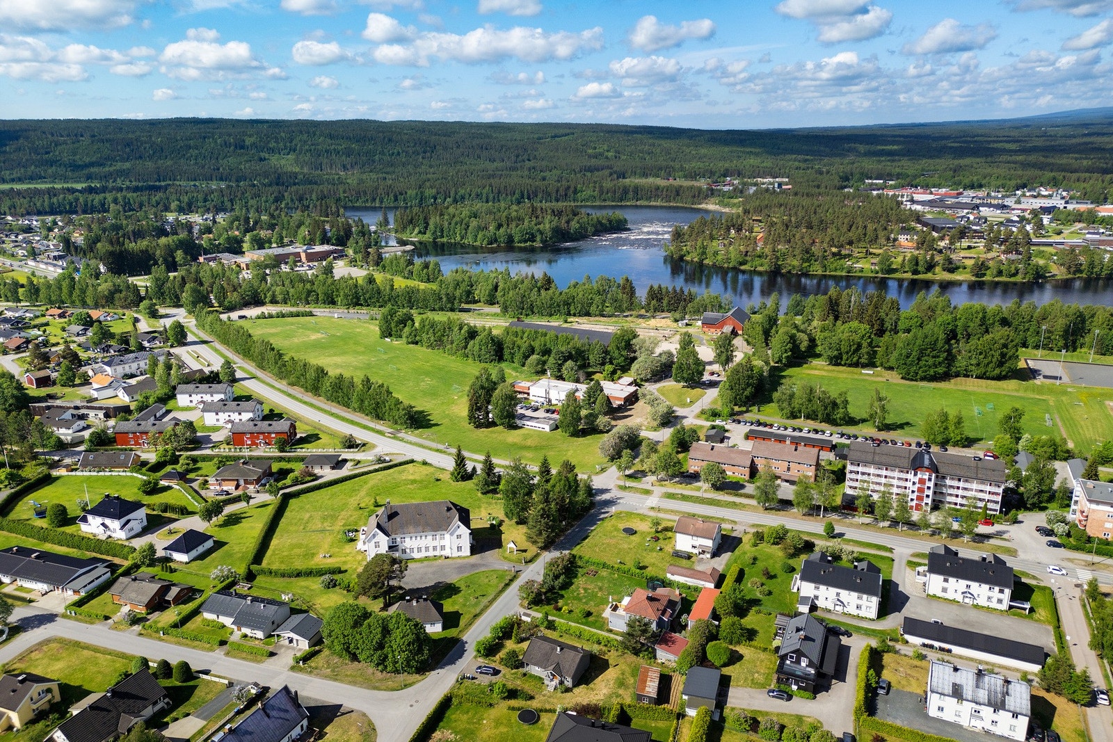 Sentralt beliggende eiendom i søndre del av Leiret, mot Storgata og Fjeldmoravegen. Galleribilde