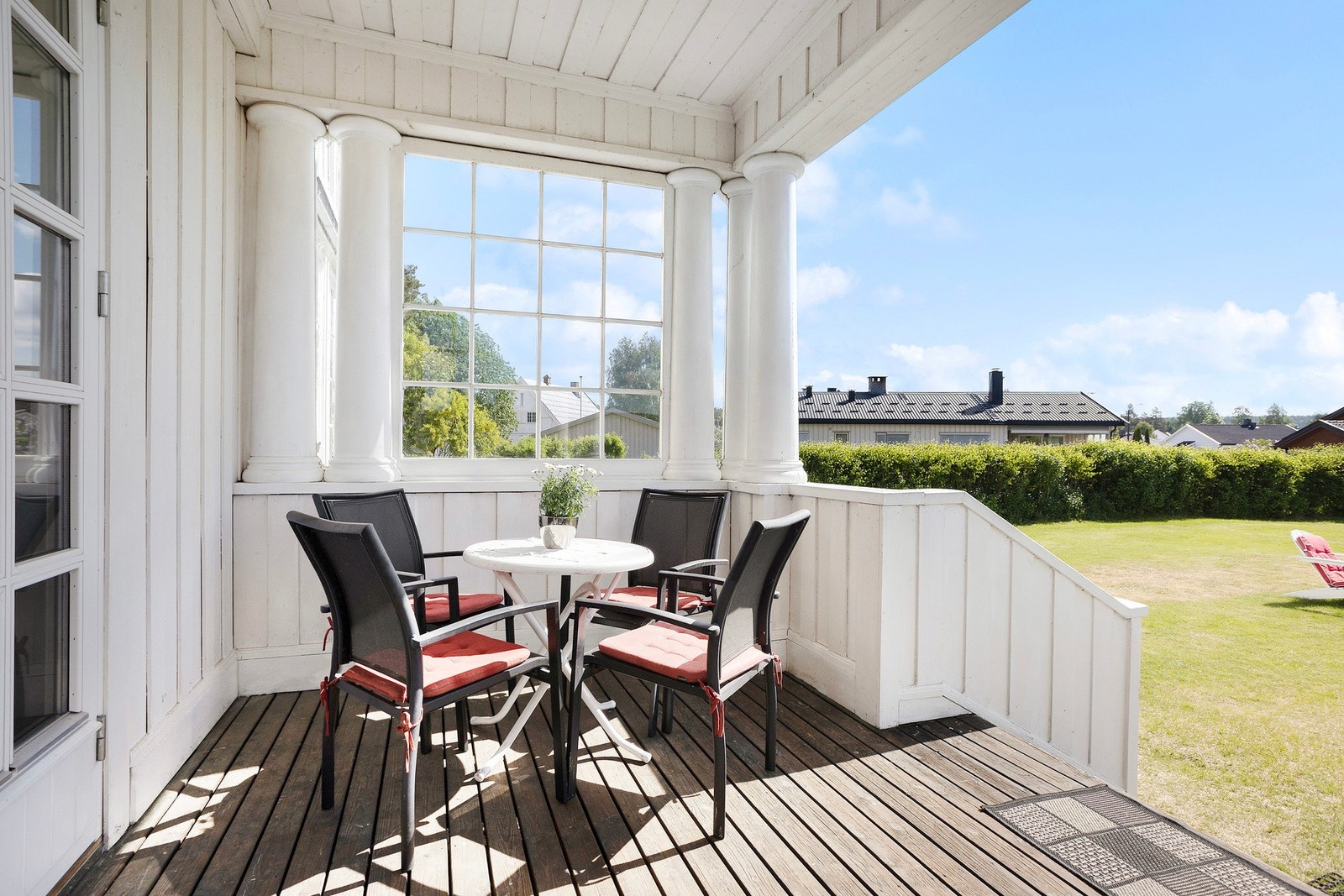 Solrik terrasse mot sør. Galleribilde