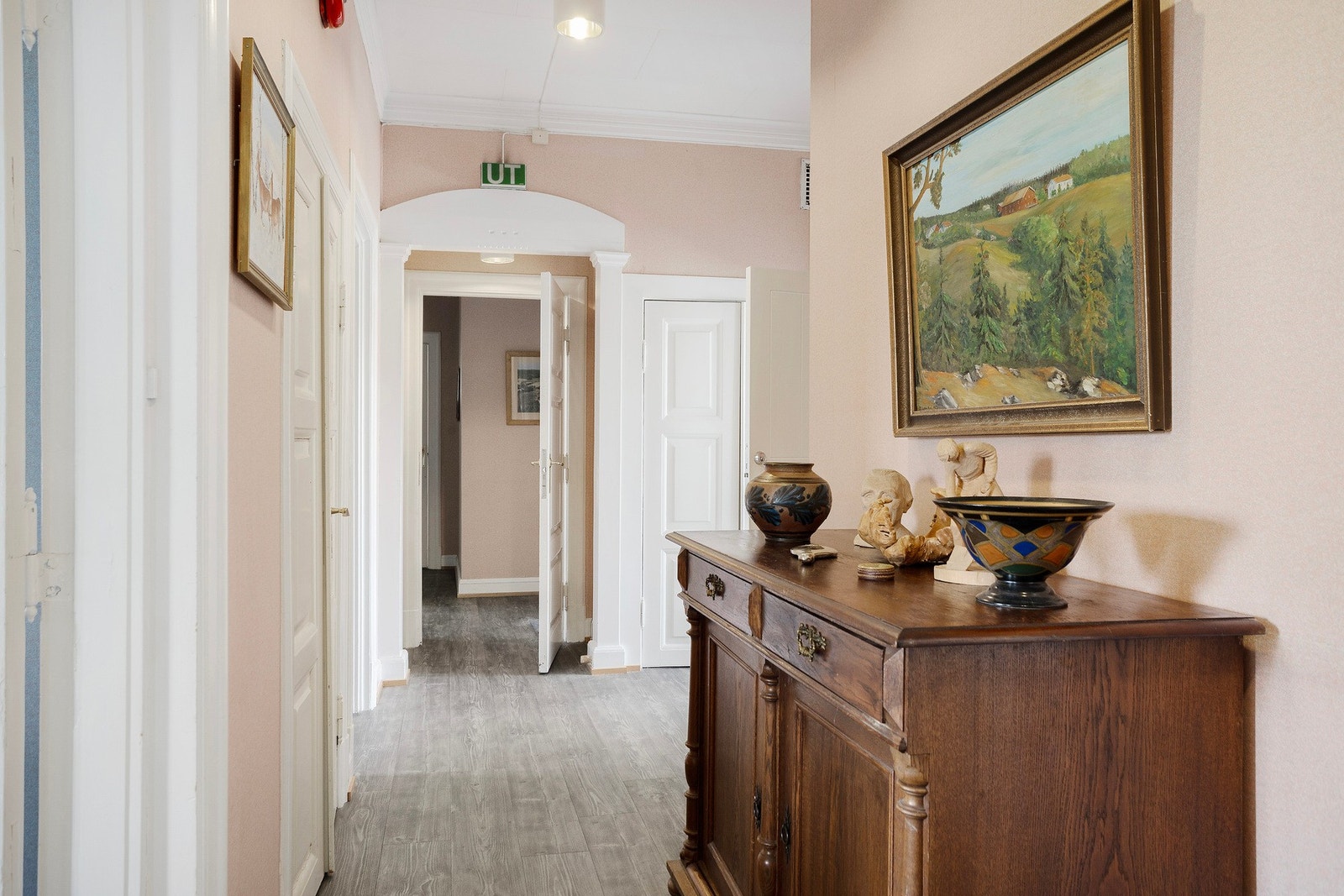 Gang i første etasje. Galleribilde