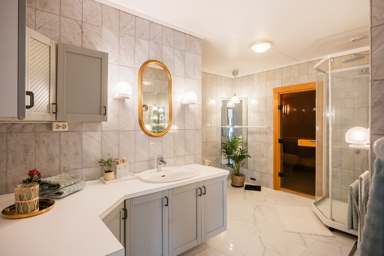 Romslig flislagt bad på 9,2m² i 1.etasje.