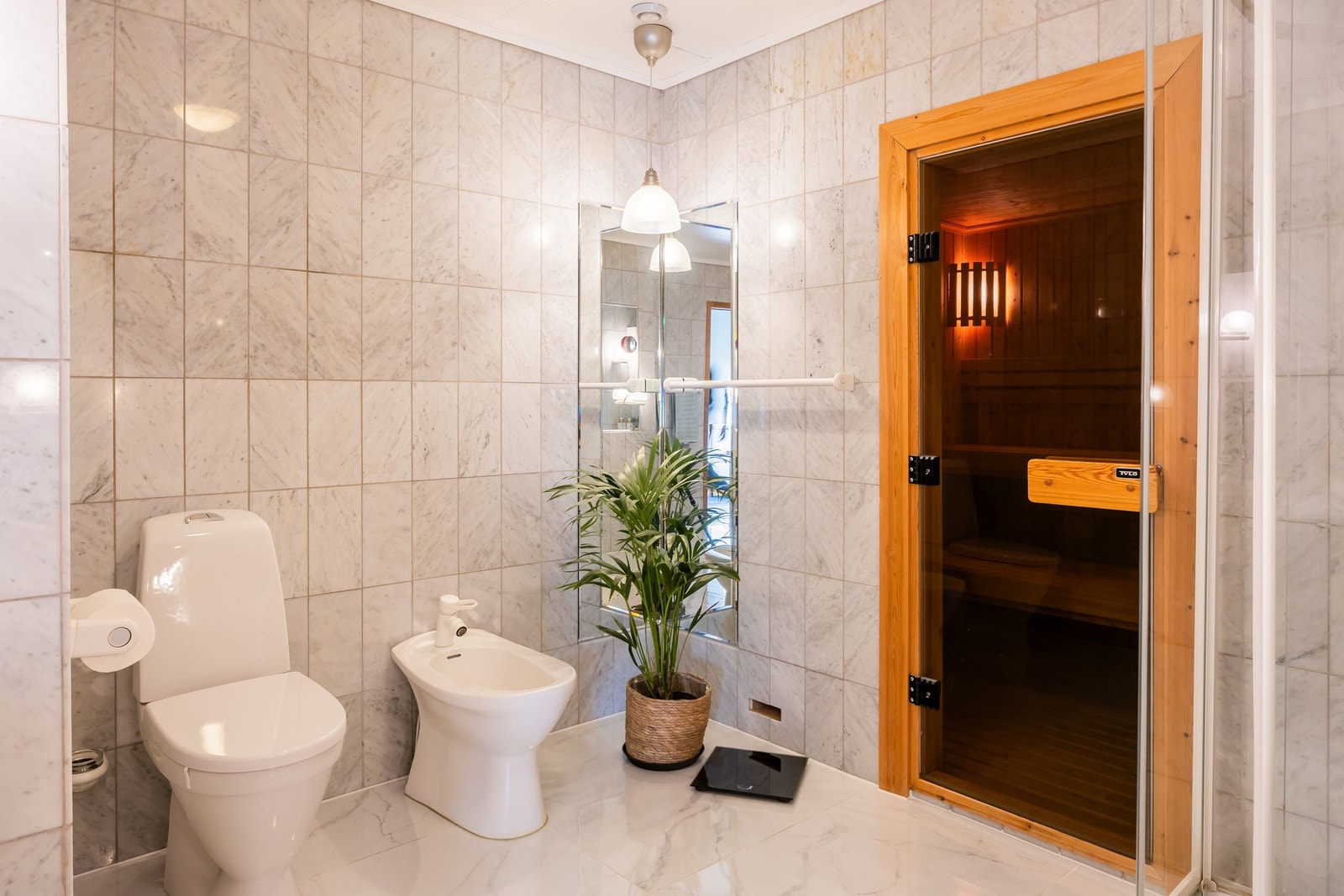 Badet ble oppgradert med nye gulvfliser (60x60) i 2023.