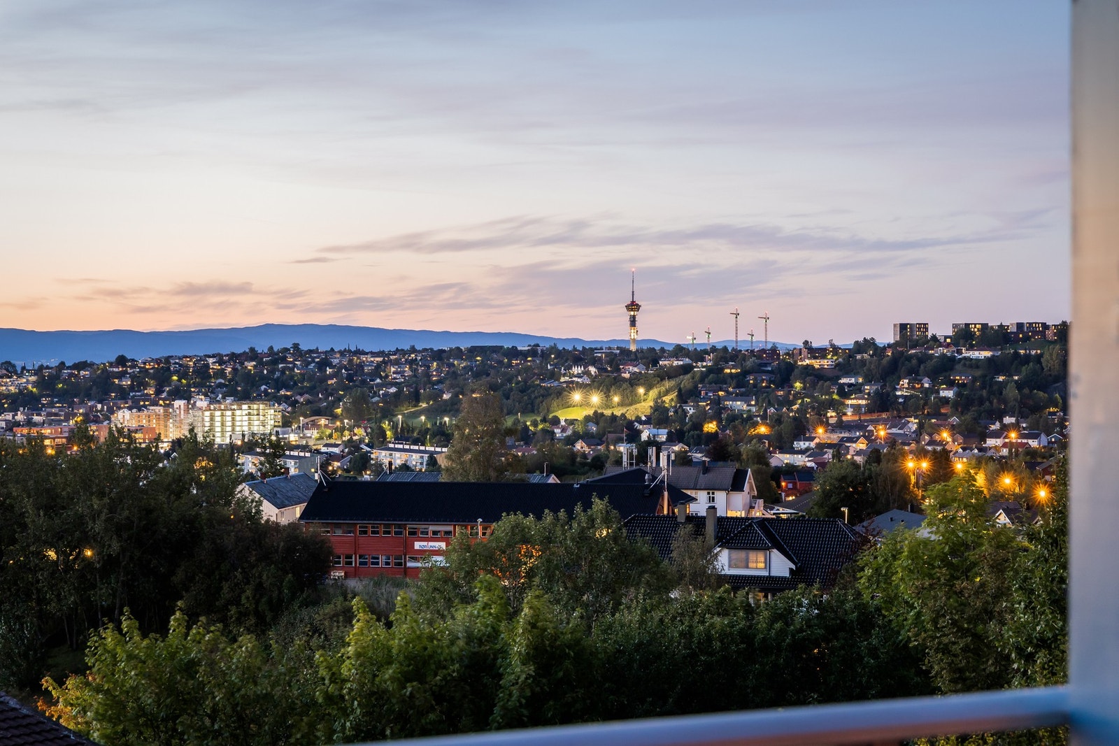 Beliggende på toppen av et høydedrag, med optimale solforhold og panoramautsikt mot byen og fjorden.