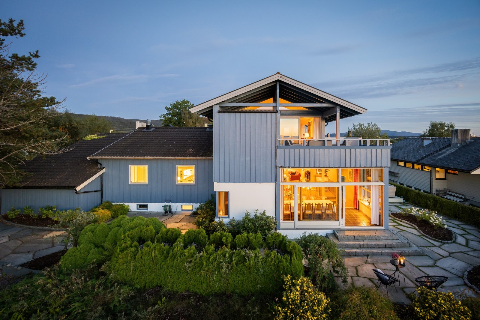 Boligen er på hele 329m² og ligger på en romslig hjørnetomt på hele 1339m².