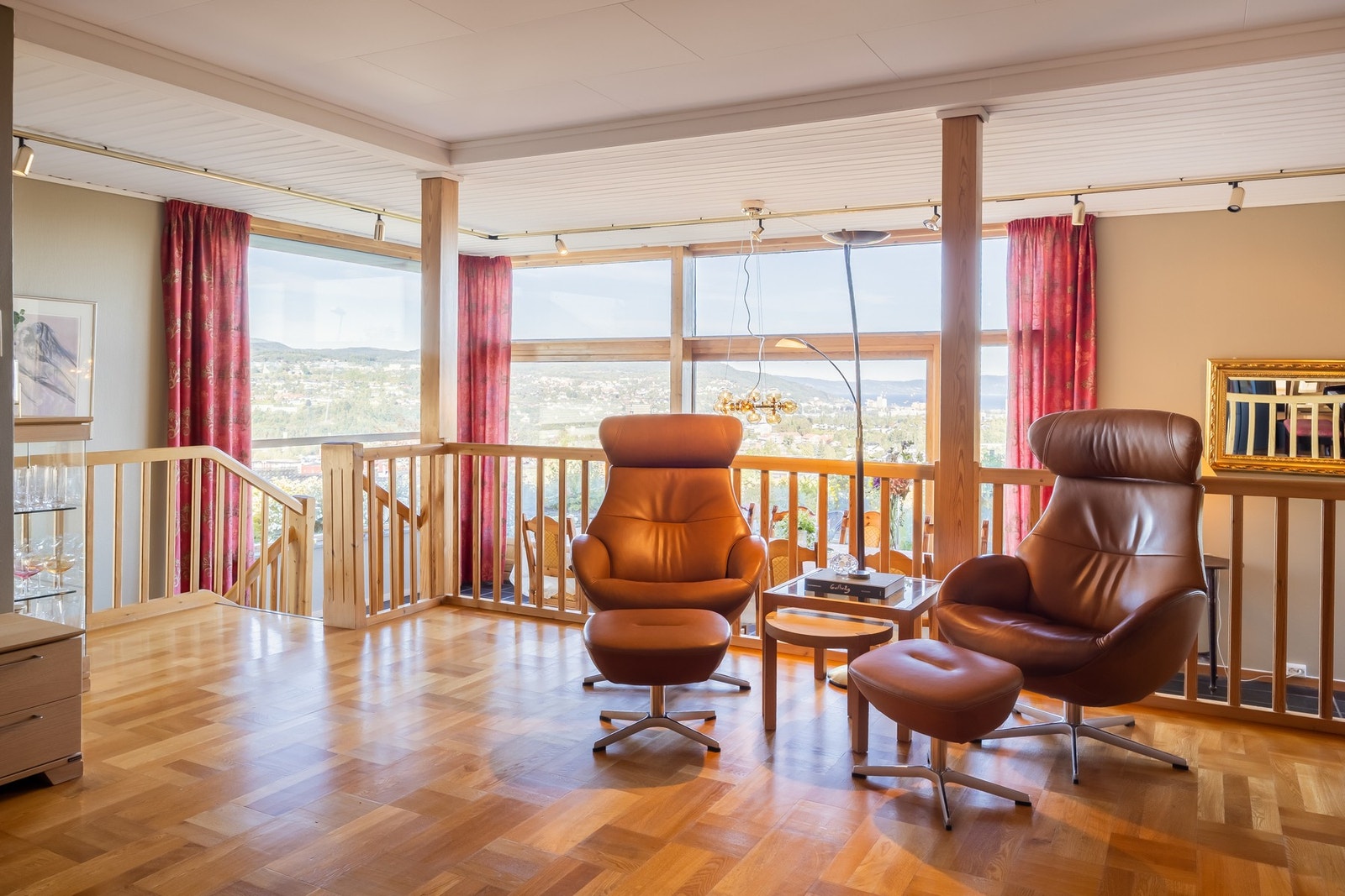 Rommet nyter godt av store vindusflater som gir rikelig med lysinnslipp, samt en fantastisk utsikt mot byen og fjorden.