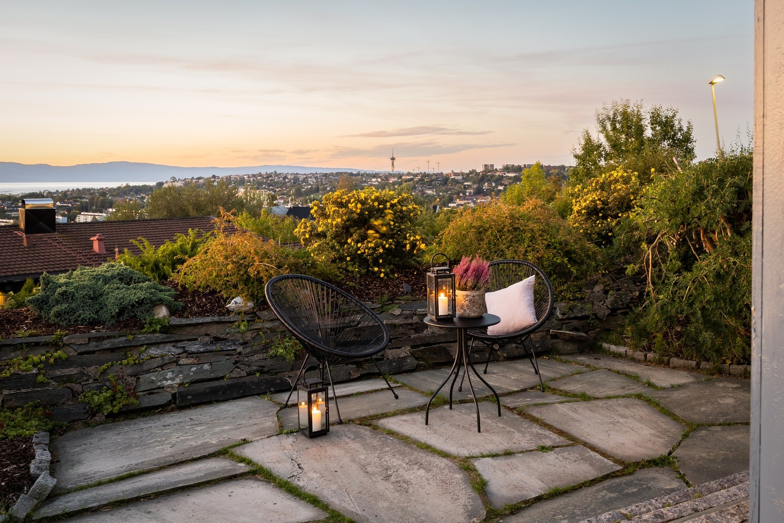 Stort hellebelagt uteområde med utgang fra spisestue. Her kan man nyte kveldssolen helt til den går ned bak Fosefjellene ca kl 23:30 sommerstid.