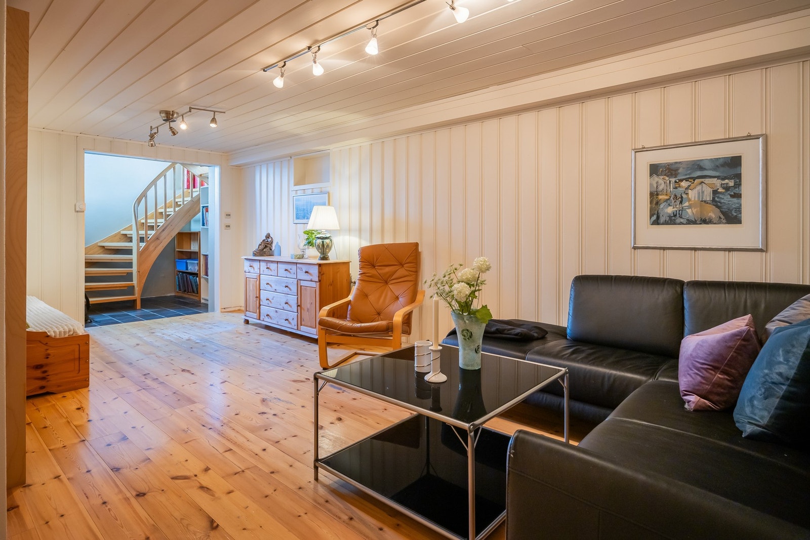 Varmekabler i gulv på kjellerstue.