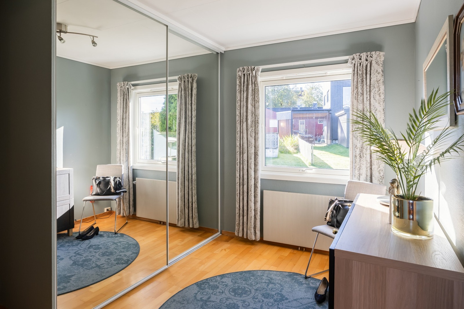 Soverom 2 på 8,5m² i 1.etasje. Benyttes som garderoberom