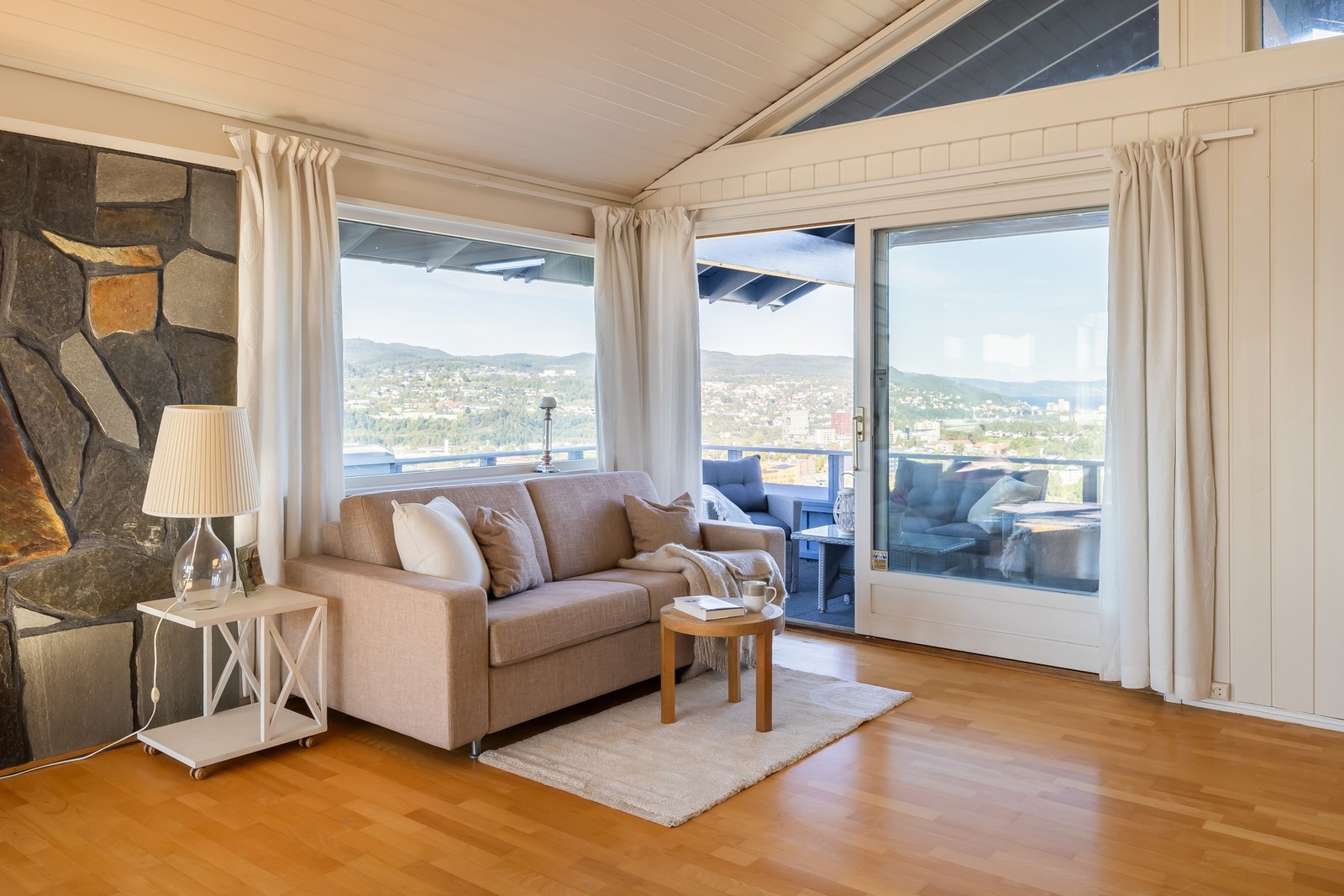 Vindusflater på tre sider med 180 graders panoramautsikt, spesielt vakker mot sentrum, fjorden og Fosenfjellene.