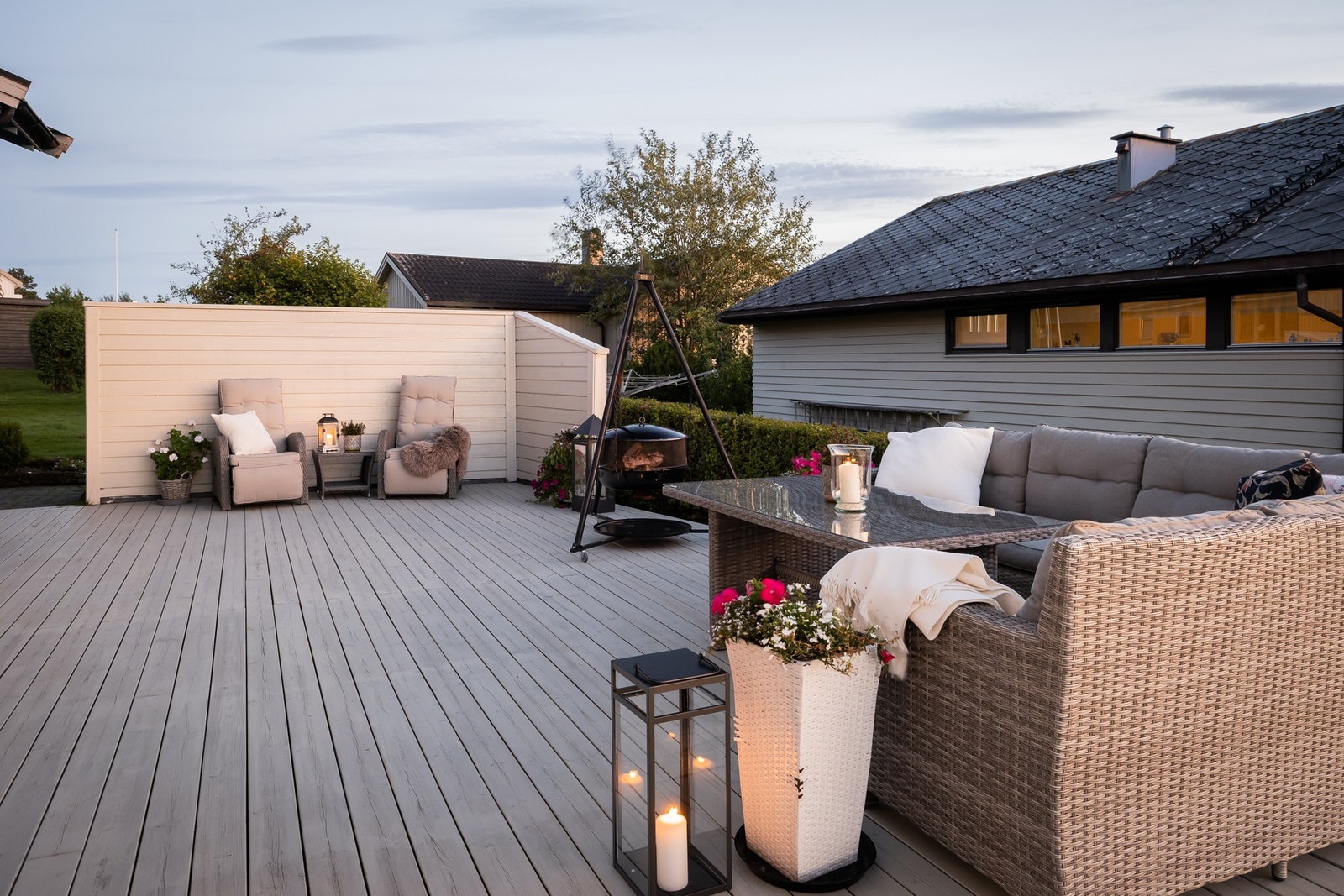 På sørsiden av huset er etablert en stor terrasse på 45m².