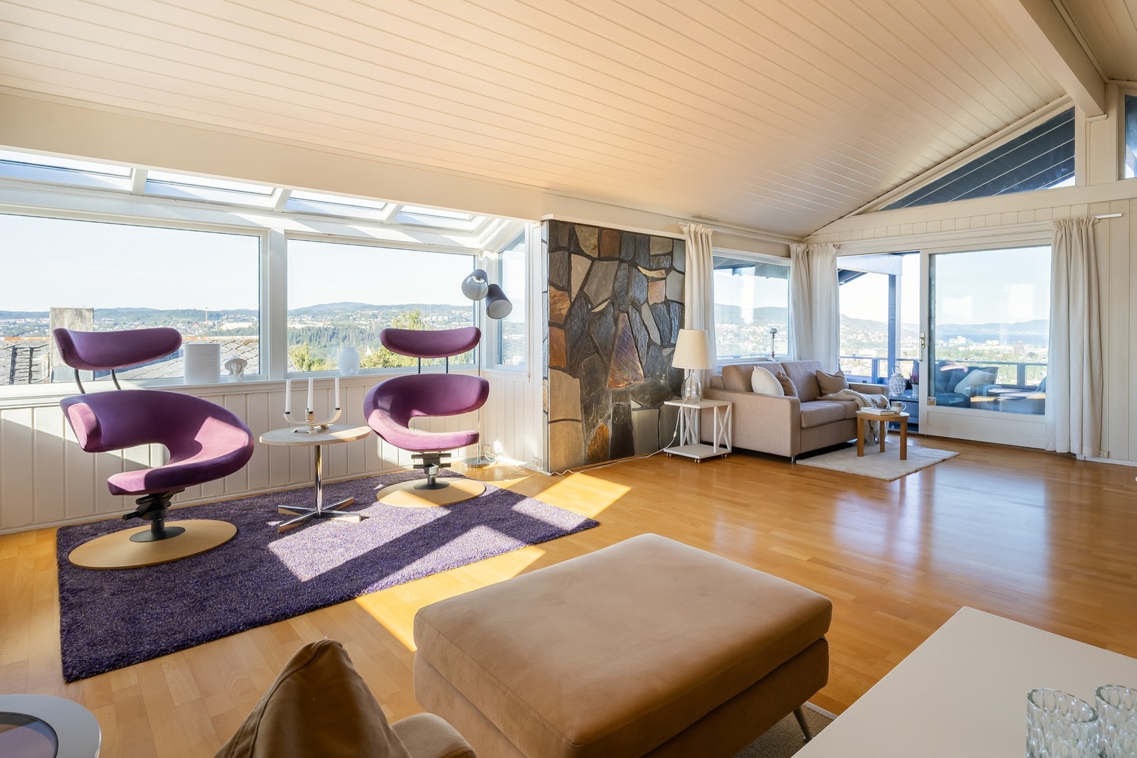 I 2.etasje kommer man opp i en stor og lys stue på 42,8m².