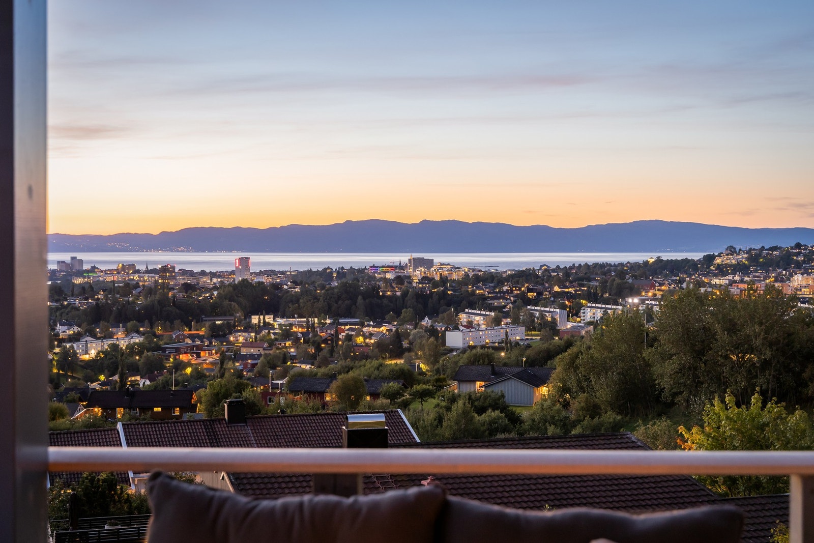 Nydelig utsikt fra altan i 2.etasje.