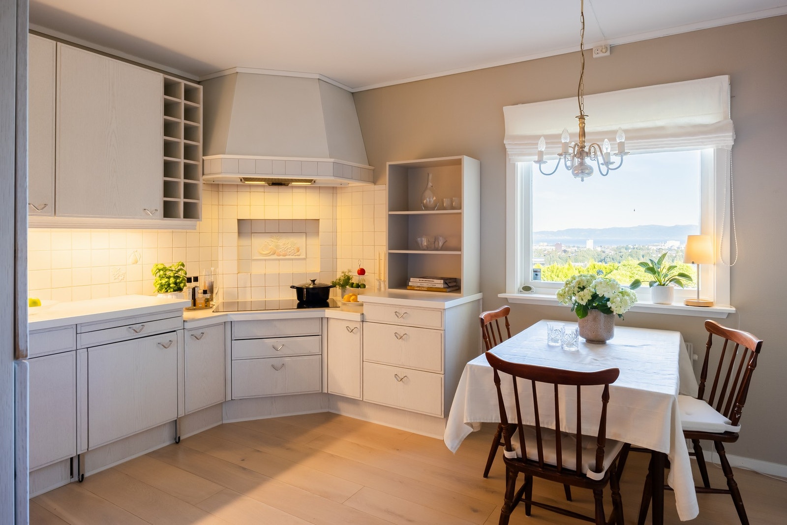 Kjøkkenet har en lys innredning fra ca. 1995.