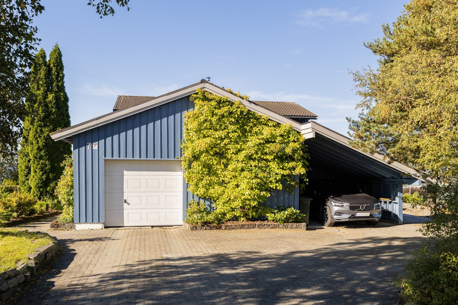 Parkering i garasje, carport samt på egen gårdsplass.