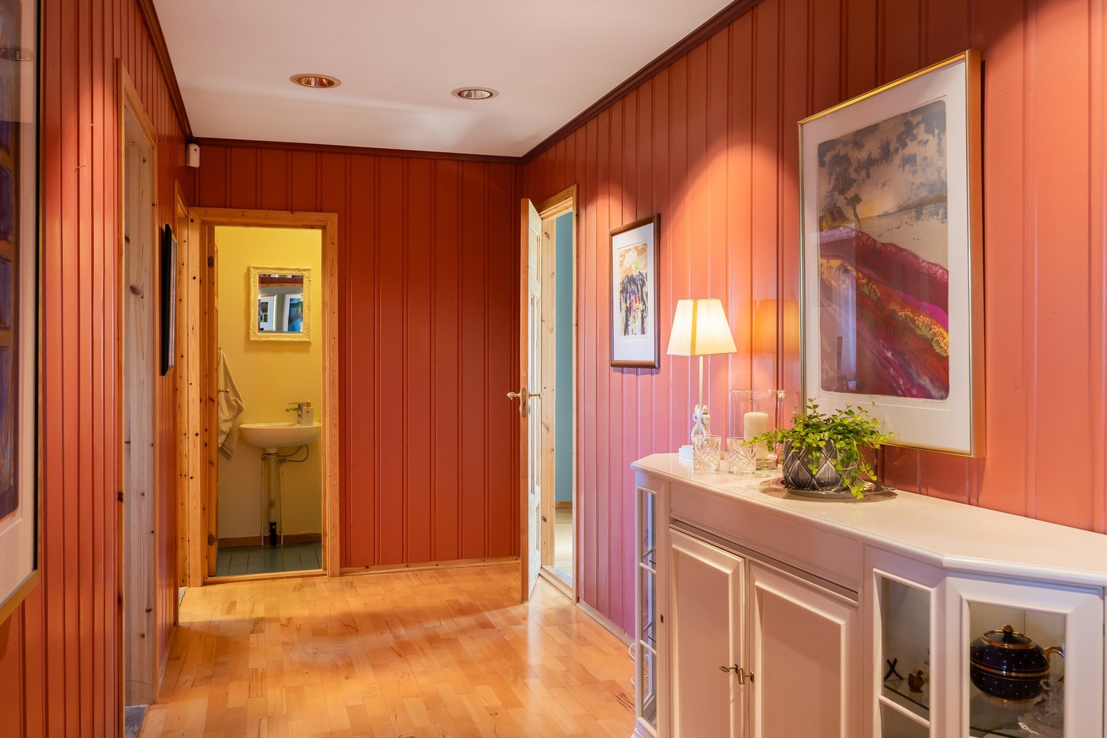 Gang 1.etasje mot kjøkken, soverom og bad. Separat toalettrom utstyrt med toalett og servant.