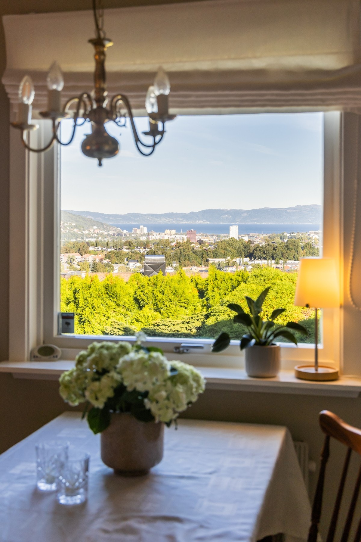 Utsikt fra kjøkkenvindu.