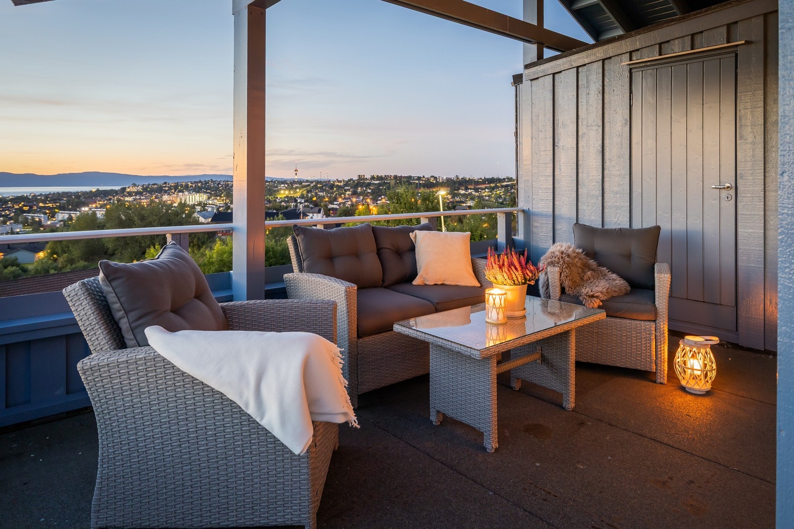 Fra stuen er utgang til en altan på 7,8m² mot sør og en altan på 18,7m² mot nord/vest.