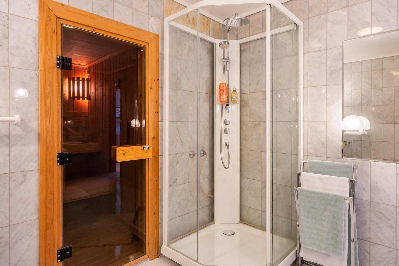 Her er baderomsinnredning, dusjkabinett, toalett og bidé.