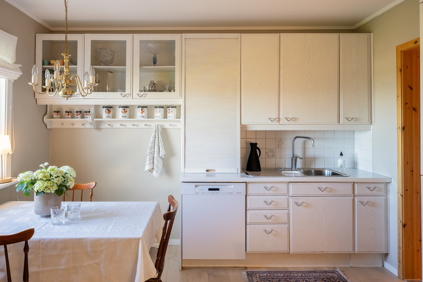 Innredningen har godt med både oppbevarings- og benkeplass.