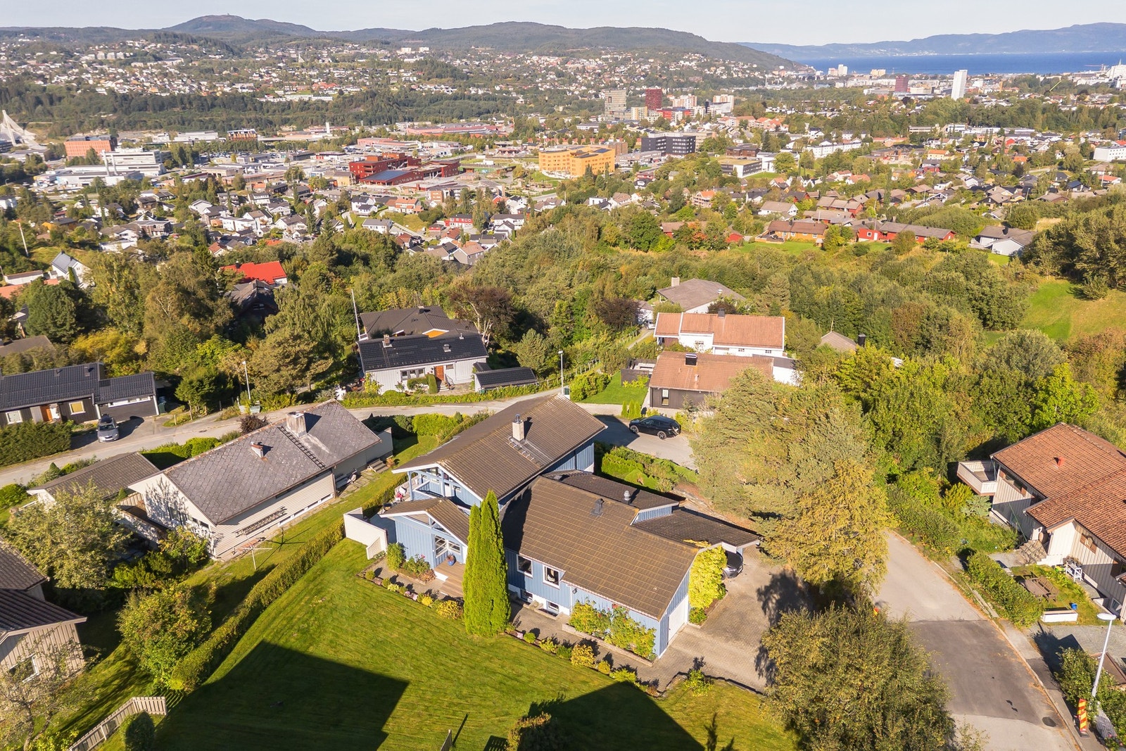 Flott villaeiendom på praktfull utsiktstomt.