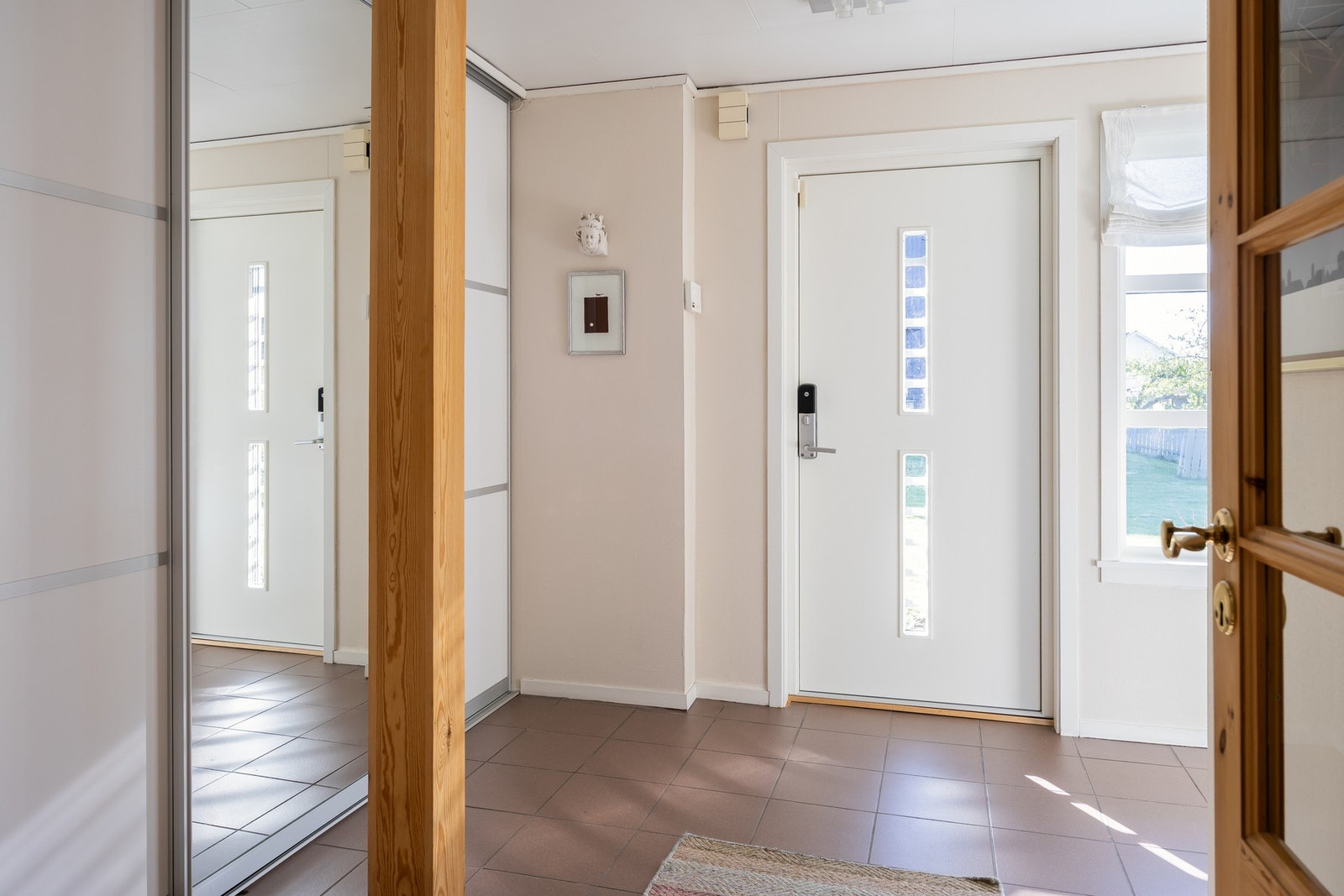 Man kommer inn i en stor flislagt hall på 20,8m².