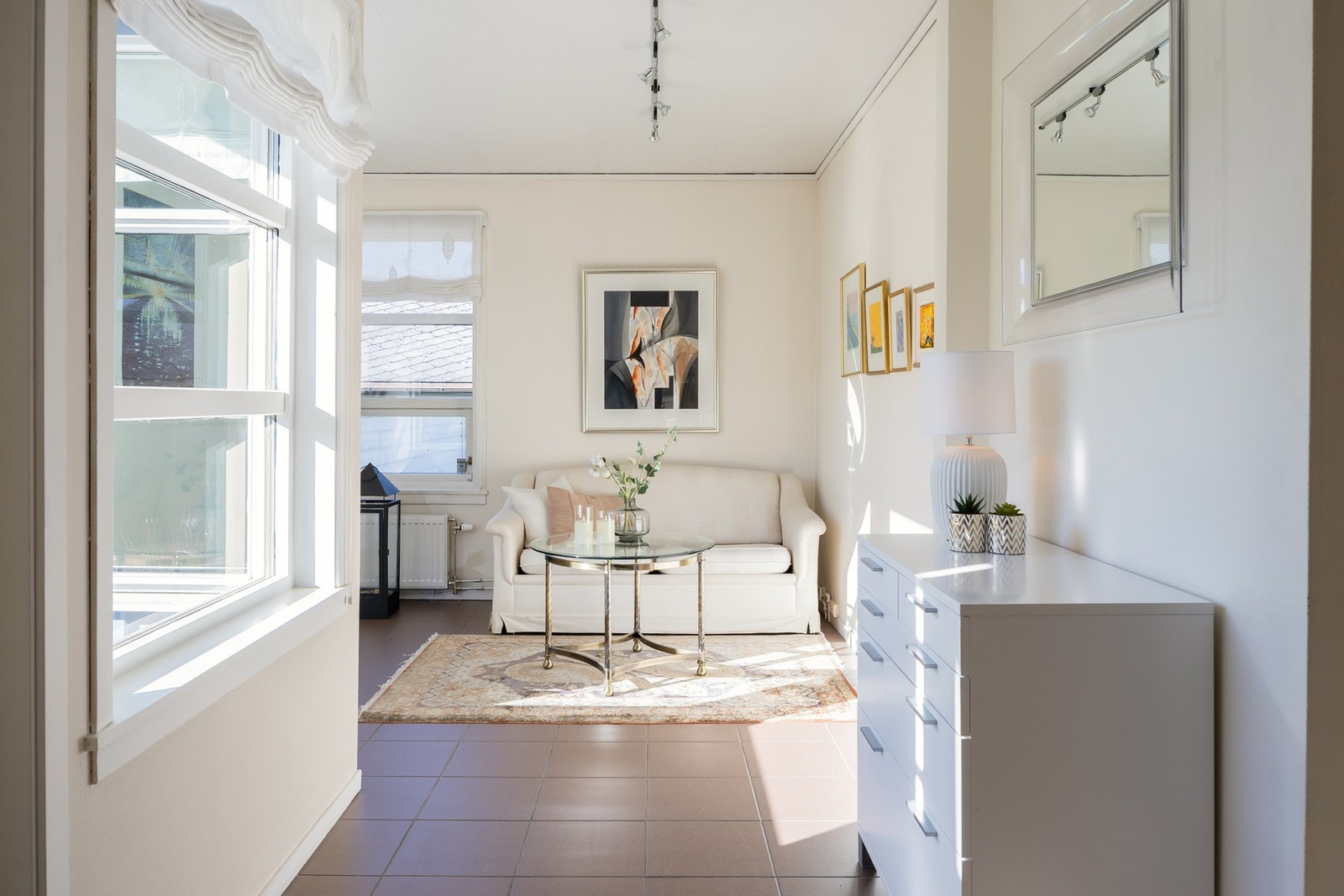 Hallen er utstyrt med skyvedørsgarderobe. Ved behov kan rommet avdeles til ekstra soverom eller kontor.