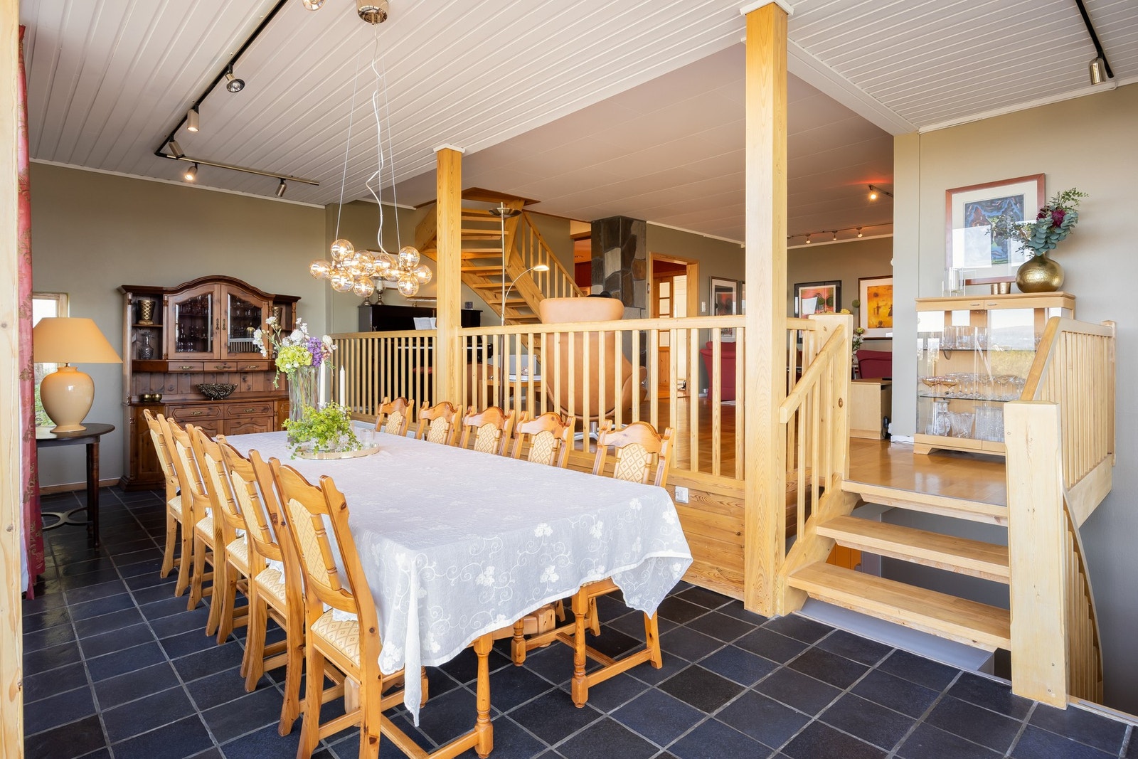 Stuen er delt i to nivåer og har god plass for stor spisestue og sofagruppe.