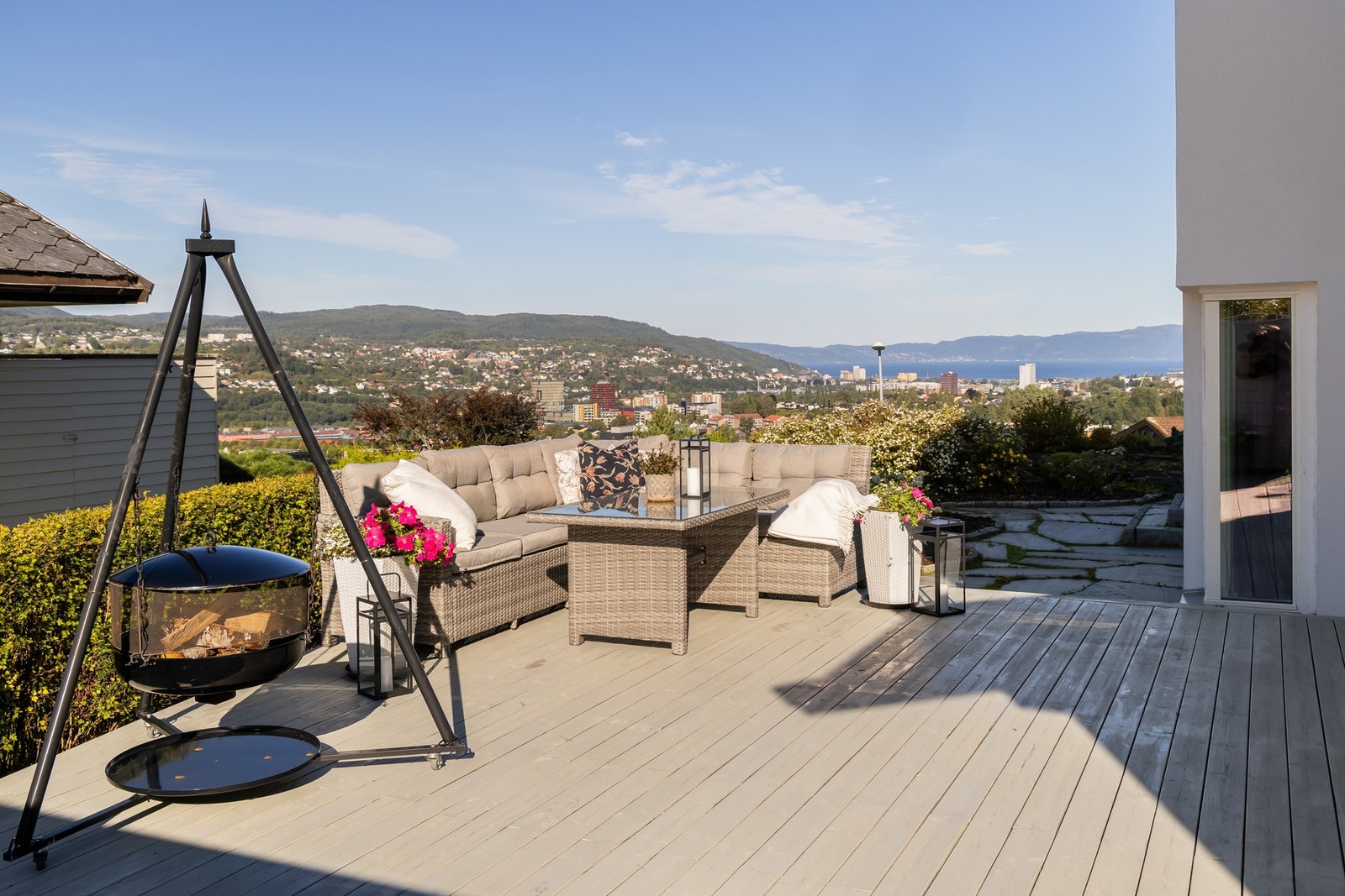 På sørsiden av huset er etablert en stor terrasse på 45m².