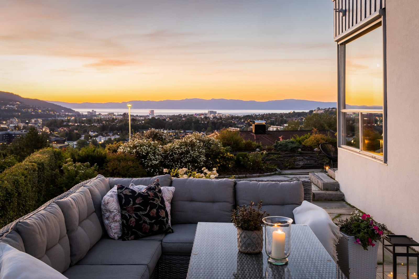 Her kan man nyte kveldssolen helt til den går ned bak Fosefjellene ca kl 23:30 sommerstid.