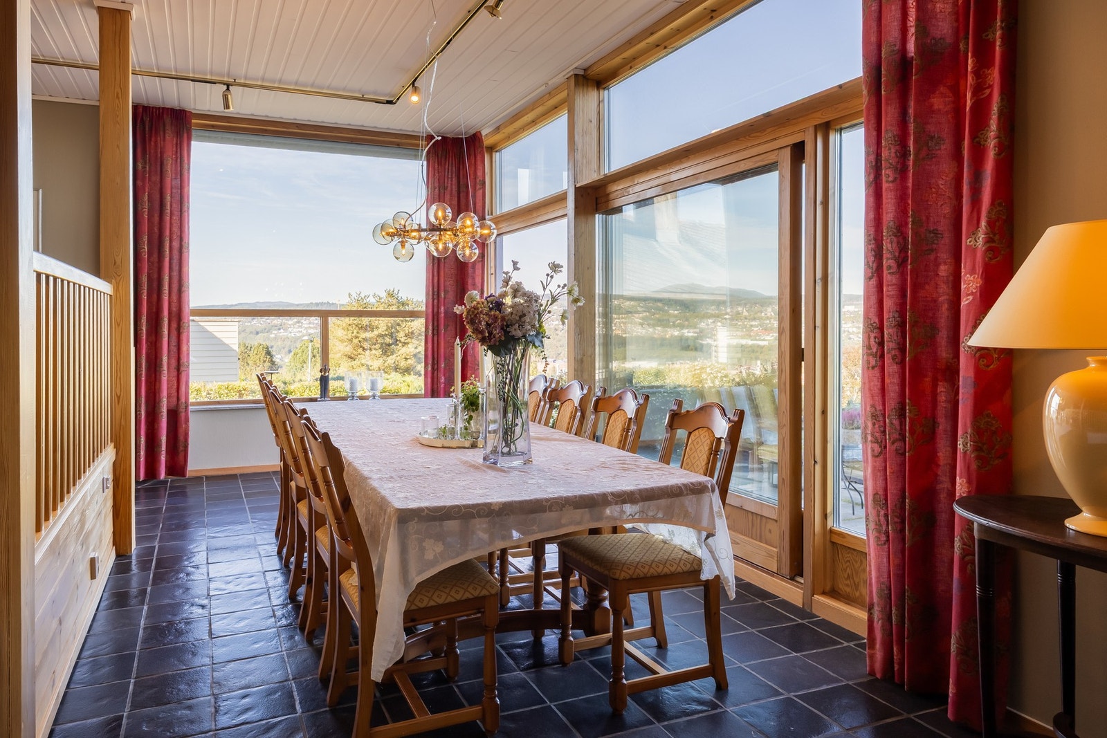 Fra spisestuen er utgang til pent opparbeidet uteområde.