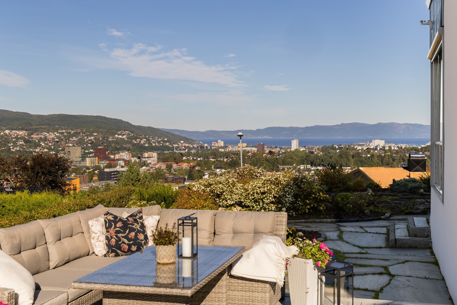 Terrassen fremstår som skjemet og har optimale solforhold fra tidlig morgen og helt til ca kl 23:30 sommerstid.