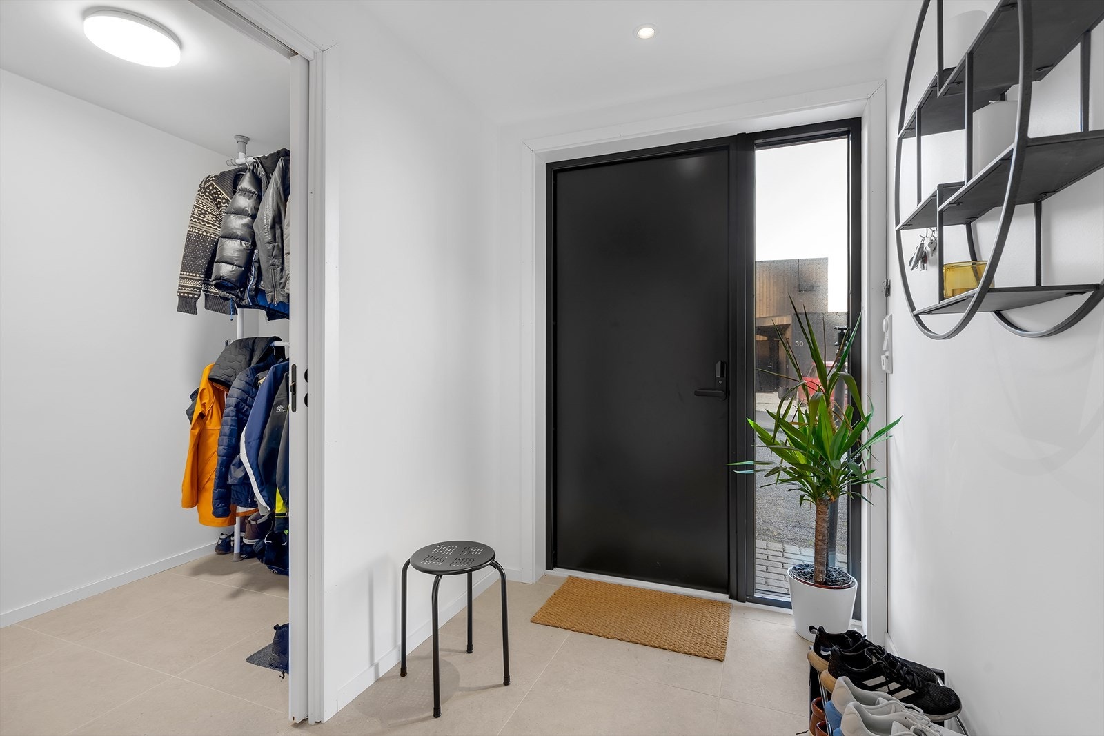 Boligen er å anse som innholdsrik og går over 3 plan - Inngangsparti med eget garderoberom for yttertøy og sko Galleribilde