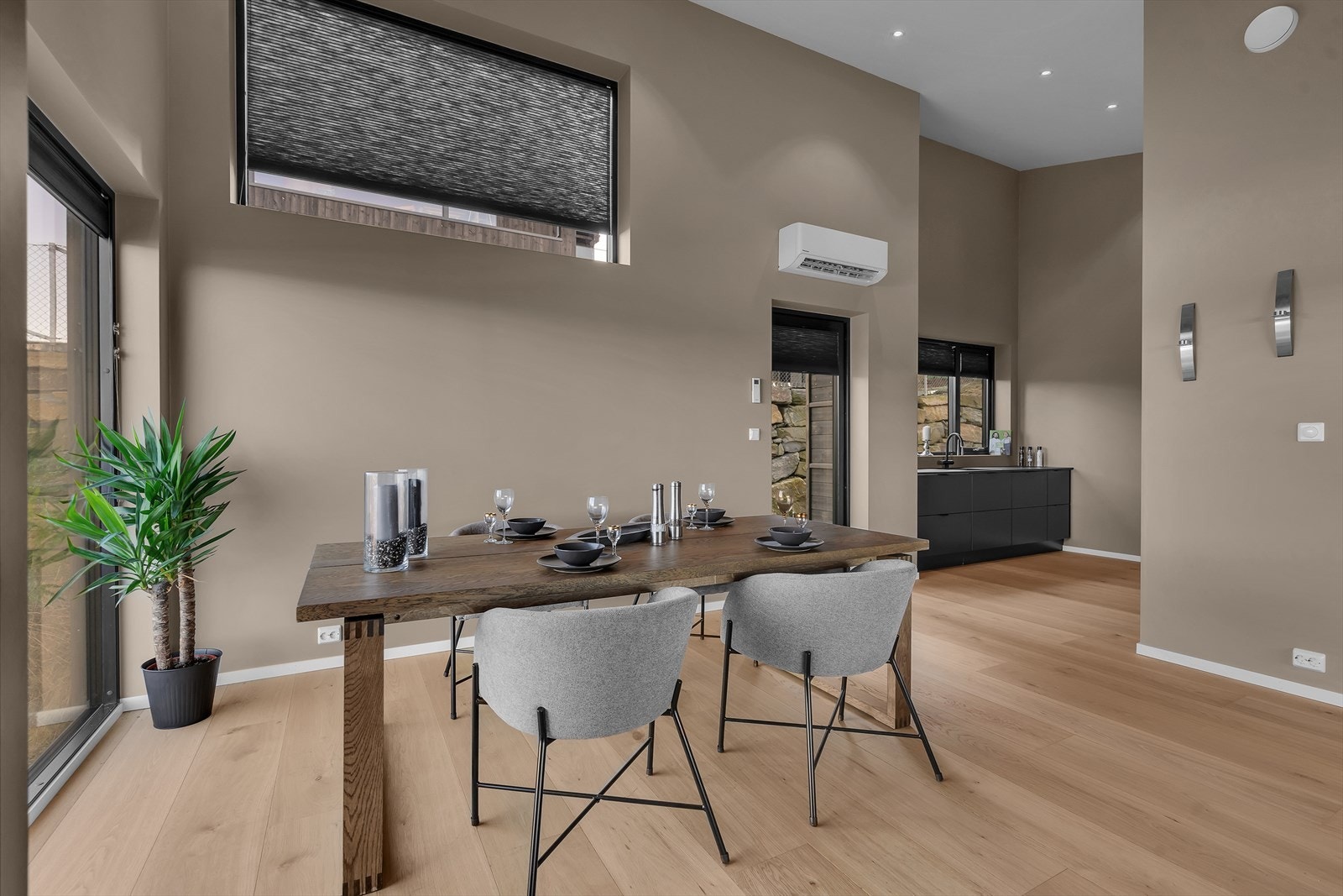 Balansert ventilasjon og varmepumpe for et behagelig inneklima, "rør-i-rør", spotter i tak, m.m Galleribilde