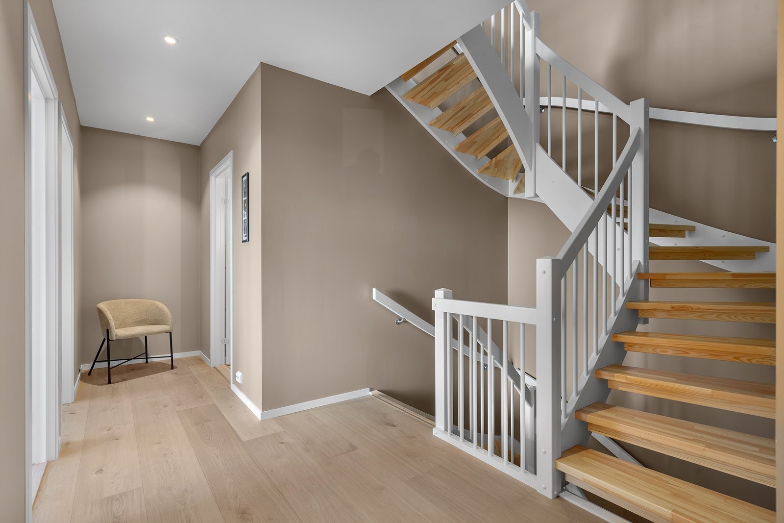 Trapperom/gang 2.etg. Også kaldt soveromsfløyen. I denne etasjen har man 4 soverom + bad Galleribilde