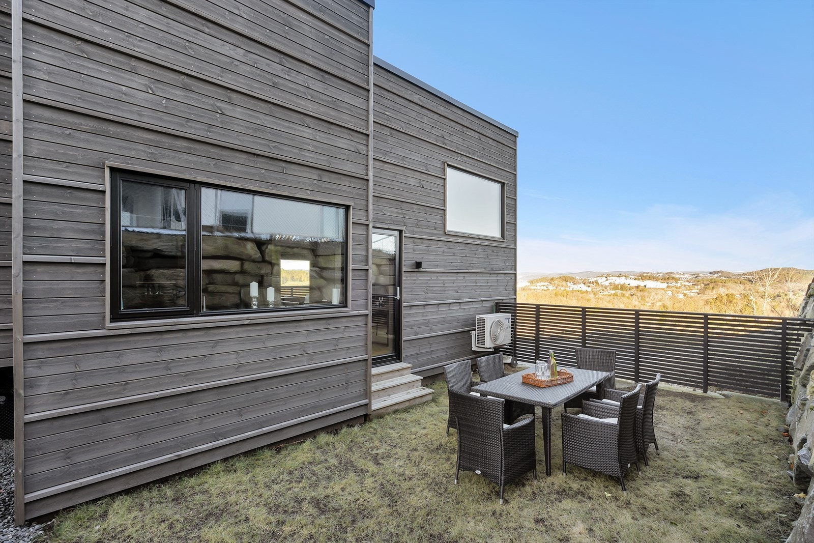 Utgang fra stue/kjøkken til hage Galleribilde