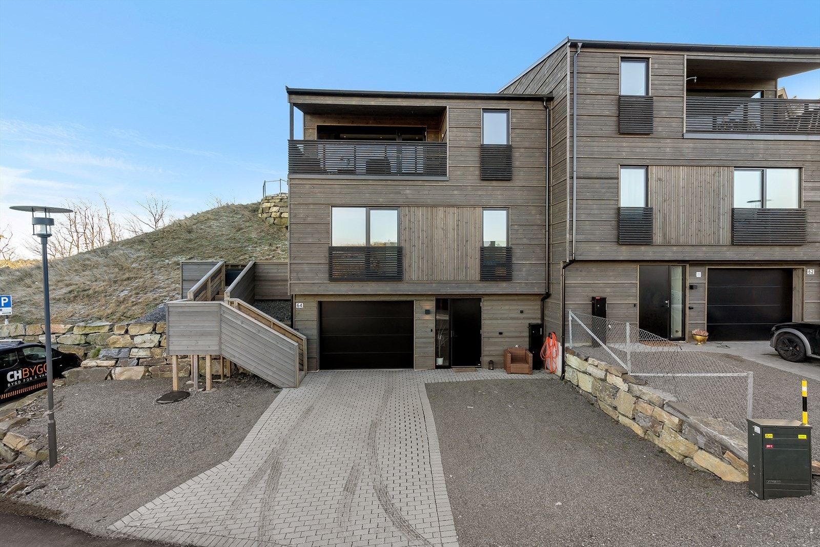 Fasade/uteområde - Belegningstein i innkjørsel til garasje med el-billader Galleribilde